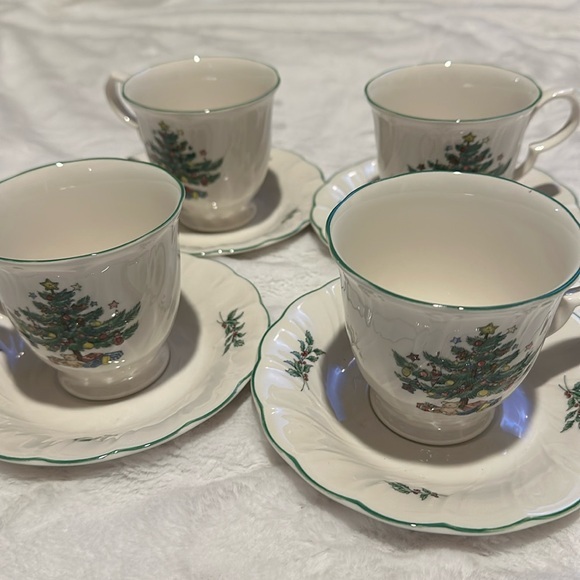 Nikko Happy Holidays Christmas Tea Cups and Saucers Set of 4 - Picture 1 of 11